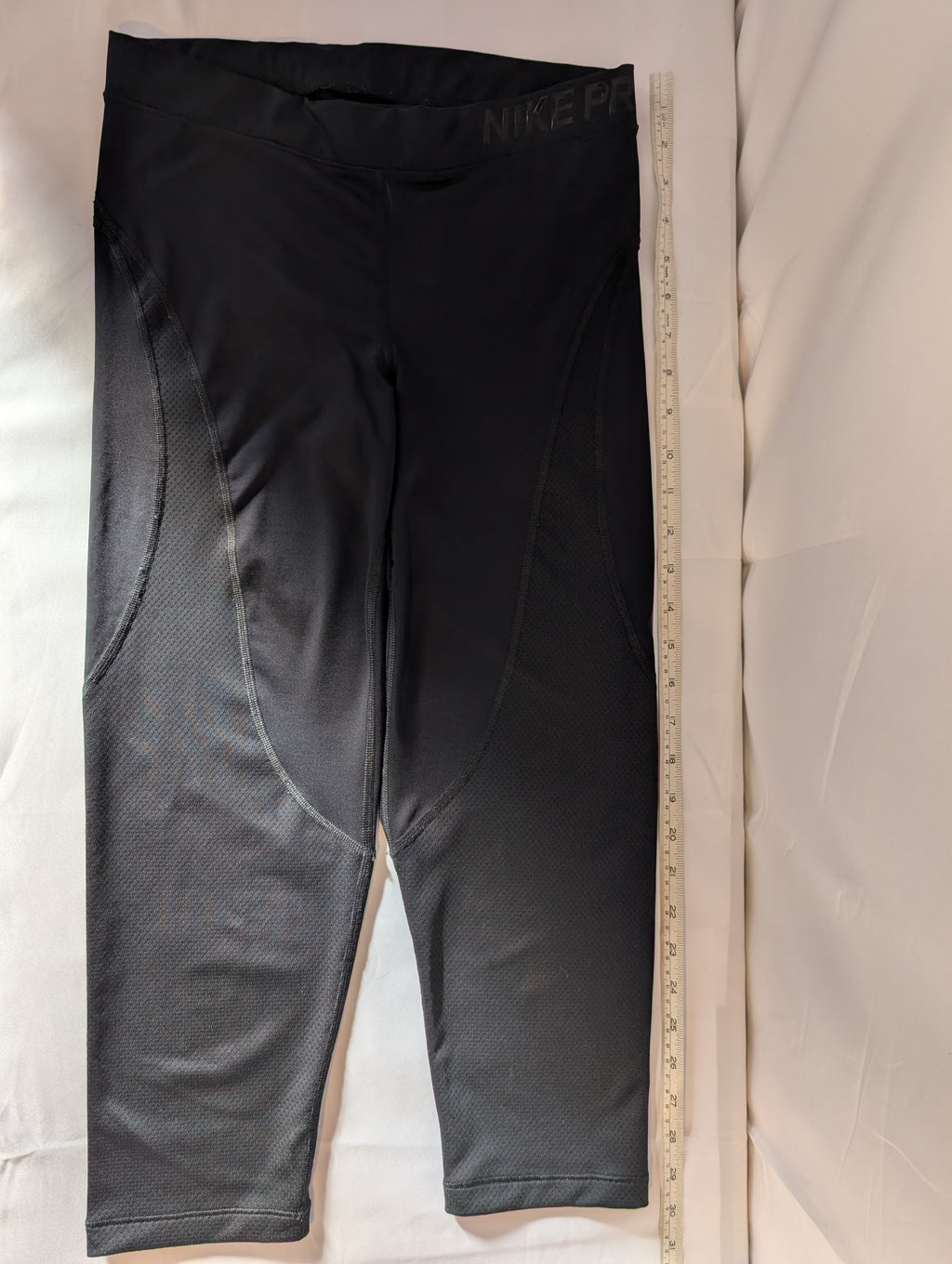 Nike Pro 'Hypercool',  women's cropped exercise Leggings, size M (CL0005)