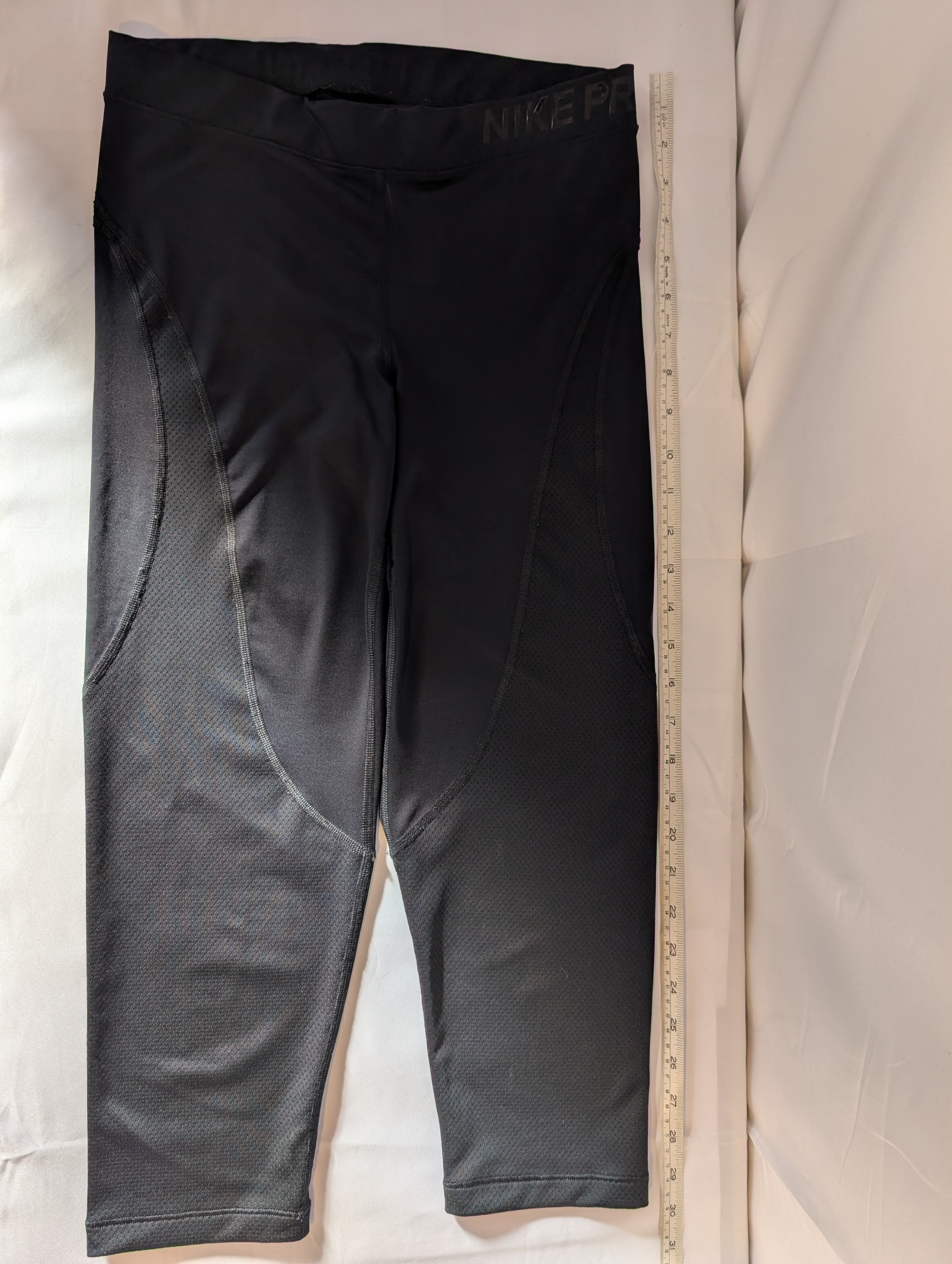 Nike Pro 'Hypercool',  women's cropped exercise Leggings, size M (CL0005)
