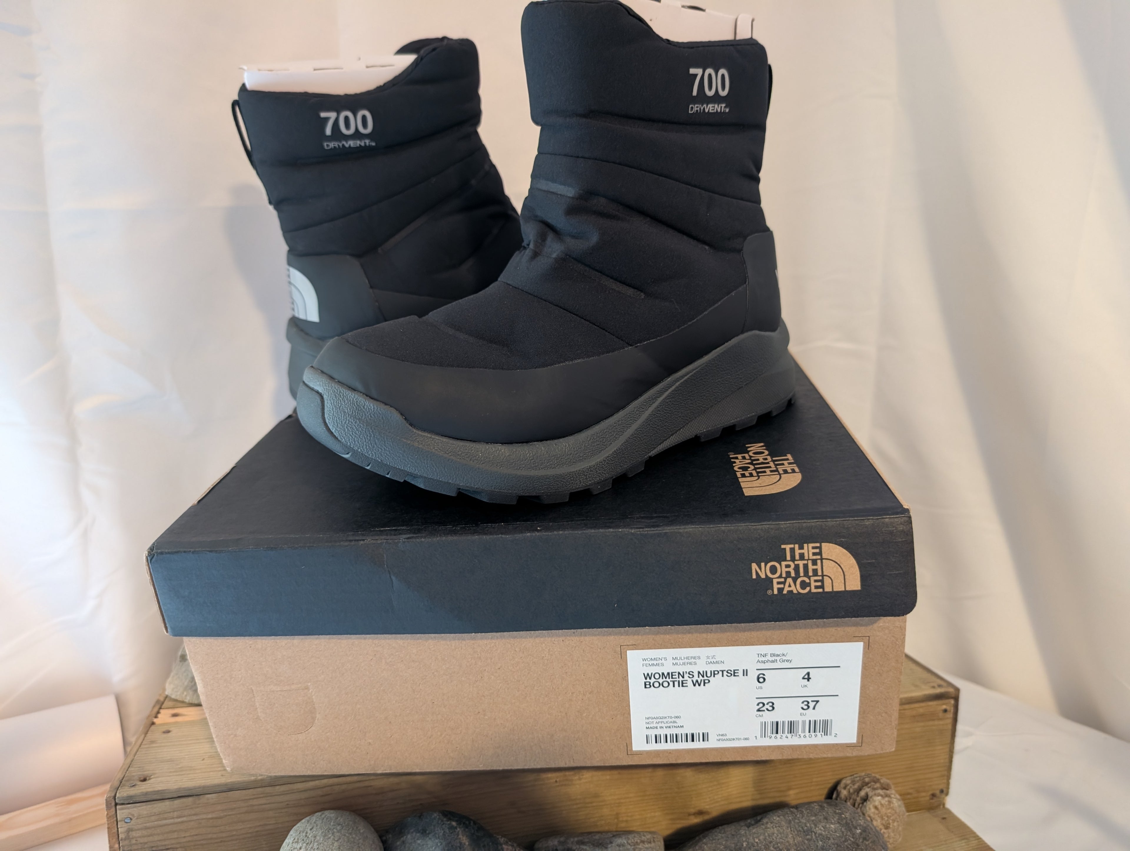 North Face, Nuptse II, Women’s Winter Booties, Black size 4, (F0080)