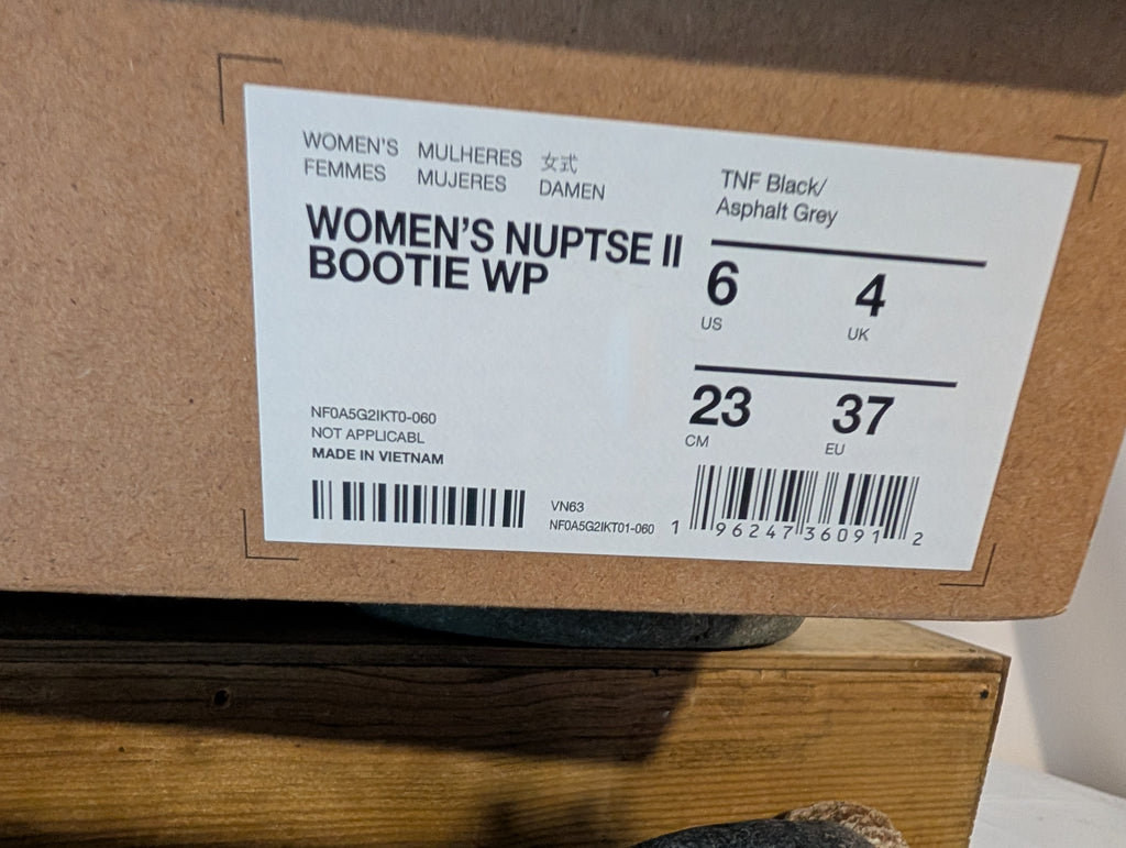 North Face, Nuptse II, Women’s Winter Booties, Black size 4, (F0080)