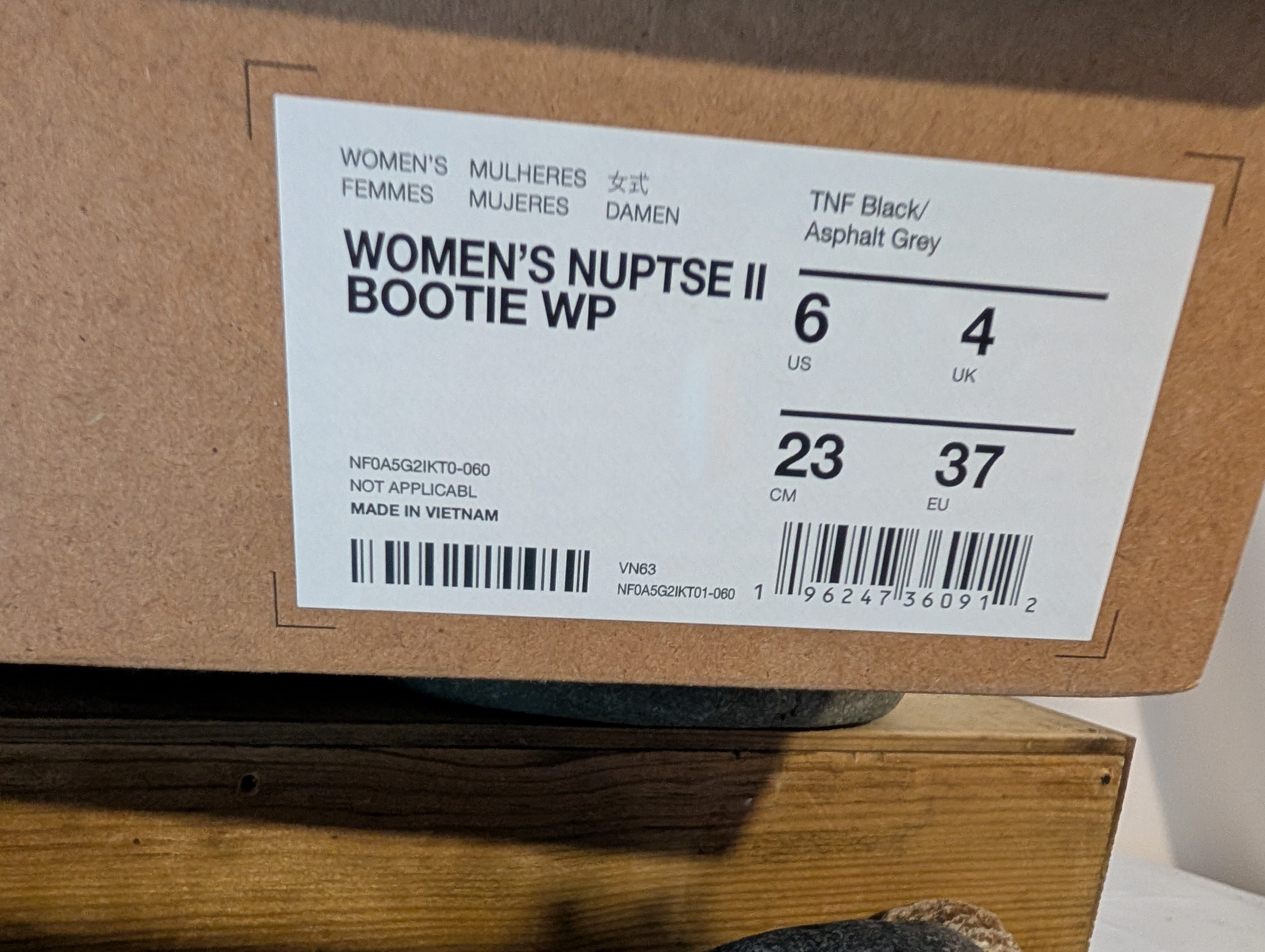 North Face, Nuptse II, Women’s Winter Booties, Black size 4, (F0080)