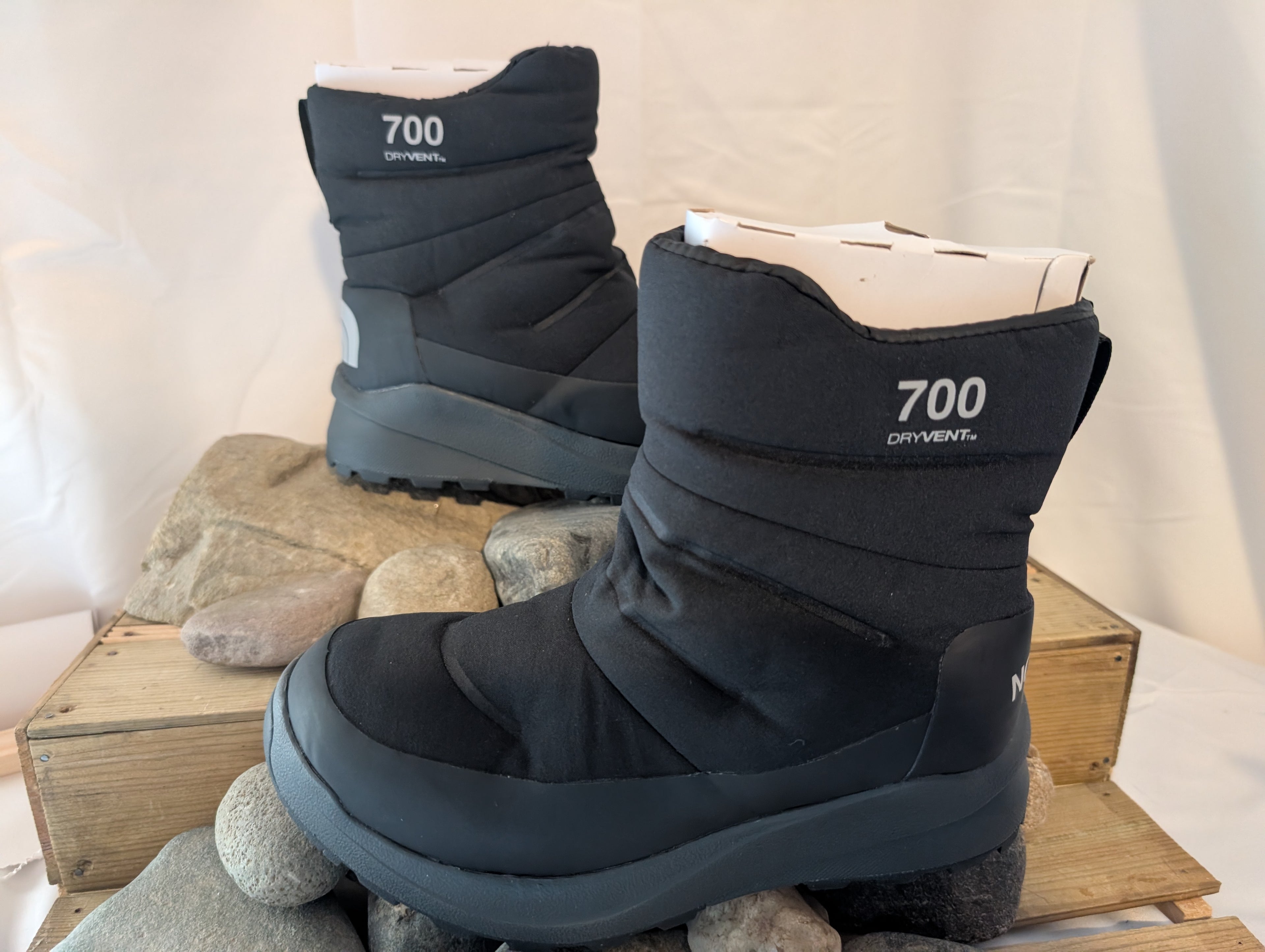 North Face, Nuptse II, Women’s Winter Booties, Black size 4, (F0080)